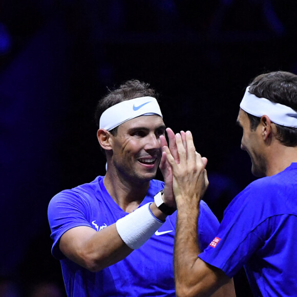 Roger Federer (Sui), Rafael Nadal (Esp), - Tennis : Roger Federer, tire sa révérence en larmes, lors de Laver Cup à l'O2 Arena de Londres le 23 septembre 2022. La paire Federer/Nadal (Europe) s'est inclinée face à Sock/Tiafoe (Reste du monde) 4-6, 7-6 (7/2), 11-9. © Antoine Couvercelle / Panoramic / Bestimage 