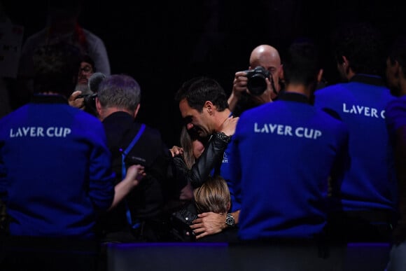 Roger Federer et ses enfants - Tennis : Roger Federer, tire sa révérence en larmes, lors de Laver Cup à l'O2 Arena de Londres le 23 septembre 2022. La paire Federer/Nadal (Europe) s'est inclinée face à Sock/Tiafoe (Reste du monde) 4-6, 7-6 (7/2), 11-9. © Antoine Couvercelle / Panoramic / Bestimage 