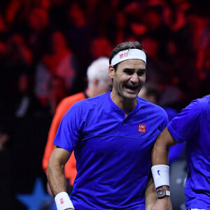 Roger Federer (Sui), Rafael Nadal (Esp), - Tennis : Roger Federer, tire sa révérence en larmes, lors de Laver Cup à l'O2 Arena de Londres le 23 septembre 2022. La paire Federer/Nadal (Europe) s'est inclinée face à Sock/Tiafoe (Reste du monde) 4-6, 7-6 (7/2), 11-9. © Antoine Couvercelle / Panoramic / Bestimage 