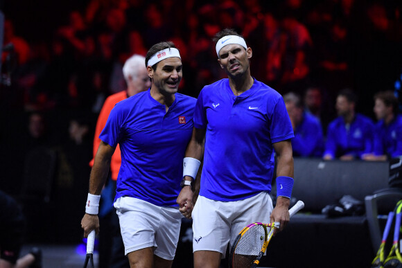 Roger Federer (Sui), Rafael Nadal (Esp), - Tennis : Roger Federer, tire sa révérence en larmes, lors de Laver Cup à l'O2 Arena de Londres le 23 septembre 2022. La paire Federer/Nadal (Europe) s'est inclinée face à Sock/Tiafoe (Reste du monde) 4-6, 7-6 (7/2), 11-9. © Antoine Couvercelle / Panoramic / Bestimage 