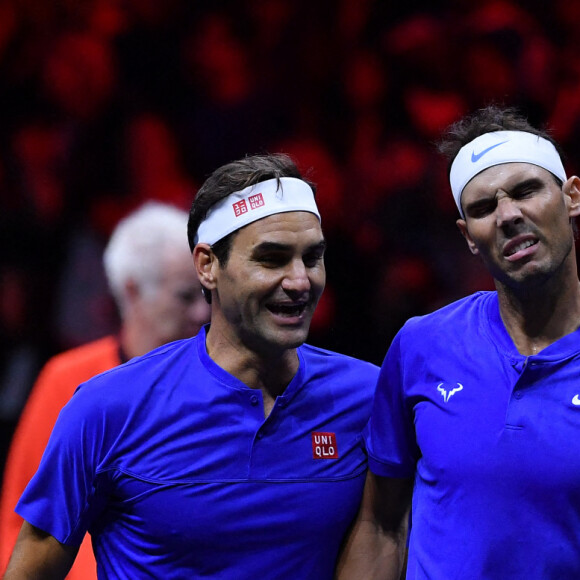 Roger Federer (Sui), Rafael Nadal (Esp), - Tennis : Roger Federer, tire sa révérence en larmes, lors de Laver Cup à l'O2 Arena de Londres le 23 septembre 2022. La paire Federer/Nadal (Europe) s'est inclinée face à Sock/Tiafoe (Reste du monde) 4-6, 7-6 (7/2), 11-9. © Antoine Couvercelle / Panoramic / Bestimage 