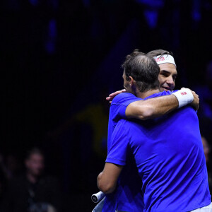 Roger Federer (Sui), Rafael Nadal (Esp), - Tennis : Roger Federer, tire sa révérence en larmes, lors de Laver Cup à l'O2 Arena de Londres le 23 septembre 2022. La paire Federer/Nadal (Europe) s'est inclinée face à Sock/Tiafoe (Reste du monde) 4-6, 7-6 (7/2), 11-9. © Antoine Couvercelle / Panoramic / Bestimage 