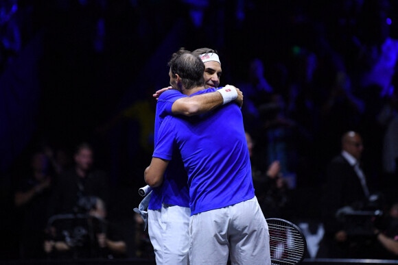 Roger Federer (Sui), Rafael Nadal (Esp), - Tennis : Roger Federer, tire sa révérence en larmes, lors de Laver Cup à l'O2 Arena de Londres le 23 septembre 2022. La paire Federer/Nadal (Europe) s'est inclinée face à Sock/Tiafoe (Reste du monde) 4-6, 7-6 (7/2), 11-9. © Antoine Couvercelle / Panoramic / Bestimage 