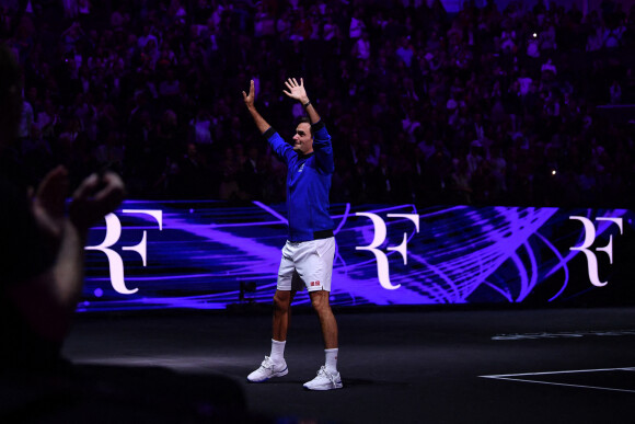 Roger Federer (Sui) - Tennis : Roger Federer, tire sa révérence en larmes, lors de Laver Cup à l'O2 Arena de Londres le 23 septembre 2022. La paire Federer/Nadal (Europe) s'est inclinée face à Sock/Tiafoe (Reste du monde) 4-6, 7-6 (7/2), 11-9. © Antoine Couvercelle / Panoramic / Bestimage 