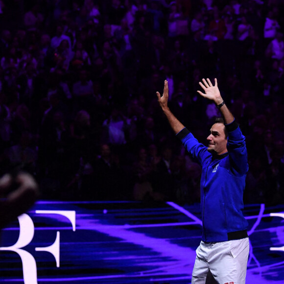 Roger Federer (Sui) - Tennis : Roger Federer, tire sa révérence en larmes, lors de Laver Cup à l'O2 Arena de Londres le 23 septembre 2022. La paire Federer/Nadal (Europe) s'est inclinée face à Sock/Tiafoe (Reste du monde) 4-6, 7-6 (7/2), 11-9. © Antoine Couvercelle / Panoramic / Bestimage 