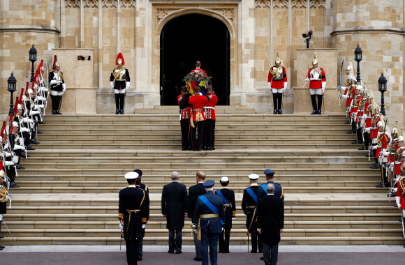 Arrivée du corbillard royal au château de Windsor via "The Long Walk", une impressionnante allée rectiligne de plus de 4 kilomètres qui mène au château où se tiendra la cérémonie funèbre des funérailles d'Etat de reine Elizabeth II d'Angleterre. Windsor, le 19 septembre 2022. 