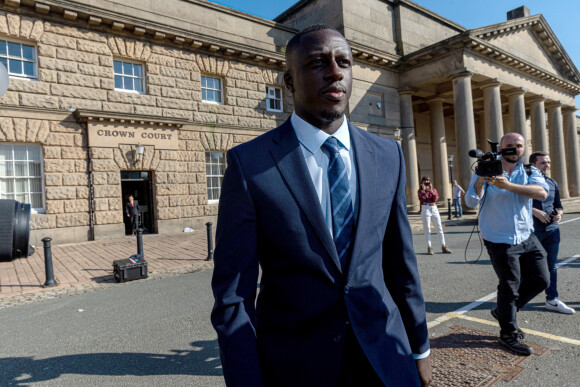 Benjamin Mendy quittant le tribunal de Chester, dans le nord de l'Angleterre.