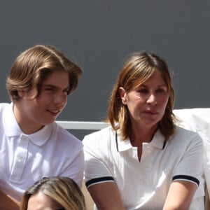 Mathilde Seigner et son fils Louis, Louis-Julien Petit - Les célébrités dans les tribunes des Internationaux de France de Roland Garros, le 28 mai 2022. © MPP / Bestimage 