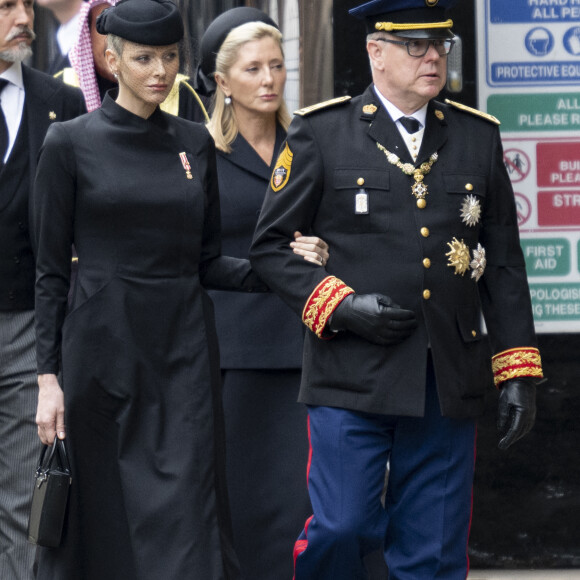 Le prince Albert II de Monaco et la princesse Charlene - Arrivées au service funéraire à l'Abbaye de Westminster pour les funérailles d'Etat de la reine Elizabeth II d'Angleterre. Londres, le 19 septembre 2022.