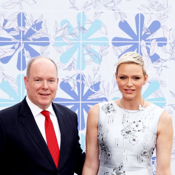 Le prince Albert II de Monaco, la princesse Charlène de Monaco - 73ème Gala de la Croix-Rouge Monégasque qui avait lieu pour la première fois sur les Terrasses du Soleil, entre la façade magistrale de l’Opéra Garnier Monte-Carlo et la mer Méditerrannée à Monaco le 18 juillet 2022. © Dominique Jacovides/Bestimage