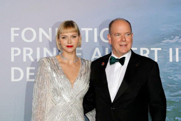 La princesse Charlene de Monaco et le prince Albert II de Monaco, toujours très glamour pour les grands événements, associant engagement et style !