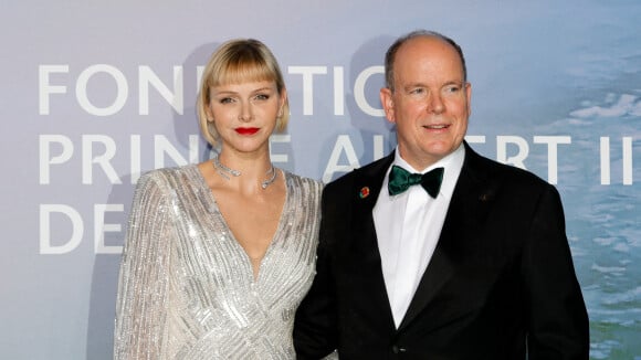 Charlene de Monaco : Epaule dénudée et robe asymétrique, une sortie très glamour avec Albert