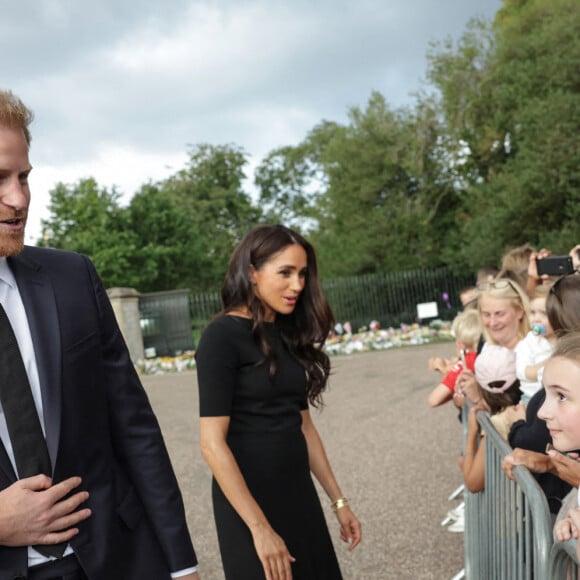 Le prince Harry, duc de Sussex et Meghan Markle, duchesse de Sussex à la rencontre de la foule devant le château de Windsor, suite au décès de la reine Elisabeth II d'Angleterre. Le 10 septembre 2022 