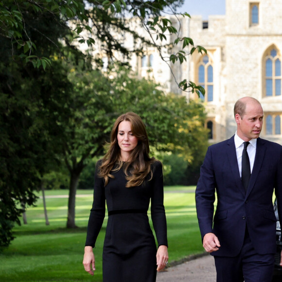 Le prince de Galles William et la princesse de Galles Kate Catherine Middleton et le prince Harry, duc de Sussex et Meghan Markle, duchesse de Sussex à la rencontre de la foule devant le château de Windsor, suite au décès de la reine Elisabeth II d'Angleterre. Le 10 septembre 2022 