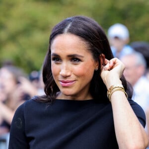 Meghan Markle, duchesse de Sussex à la rencontre de la foule devant le château de Windsor, suite au décès de la reine Elisabeth II d'Angleterre. Le 10 septembre 2022 