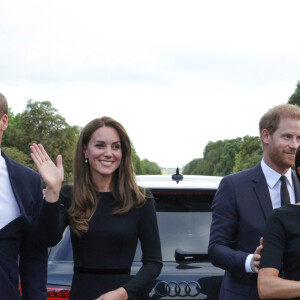 Le prince de Galles William et la princesse de Galles Kate Catherine Middleton et le prince Harry, duc de Sussex et Meghan Markle, duchesse de Sussex à la rencontre de la foule devant le château de Windsor, suite au décès de la reine Elisabeth II d'Angleterre. Le 10 septembre 2022 