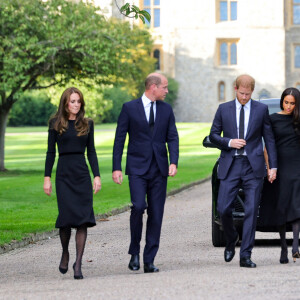 La princesse de Galles Kate Catherine Middleton, le prince de Galles William et le prince Harry, duc de Sussex et Meghan Markle, duchesse de Sussex à la rencontre de la foule devant le château de Windsor, suite au décès de la reine Elisabeth II d'Angleterre. Le 10 septembre 2022 