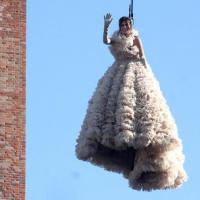 Bianca Brandolini d'Adda ouvre le carnaval de Venise en faisant un sublime... saut de l'ange !