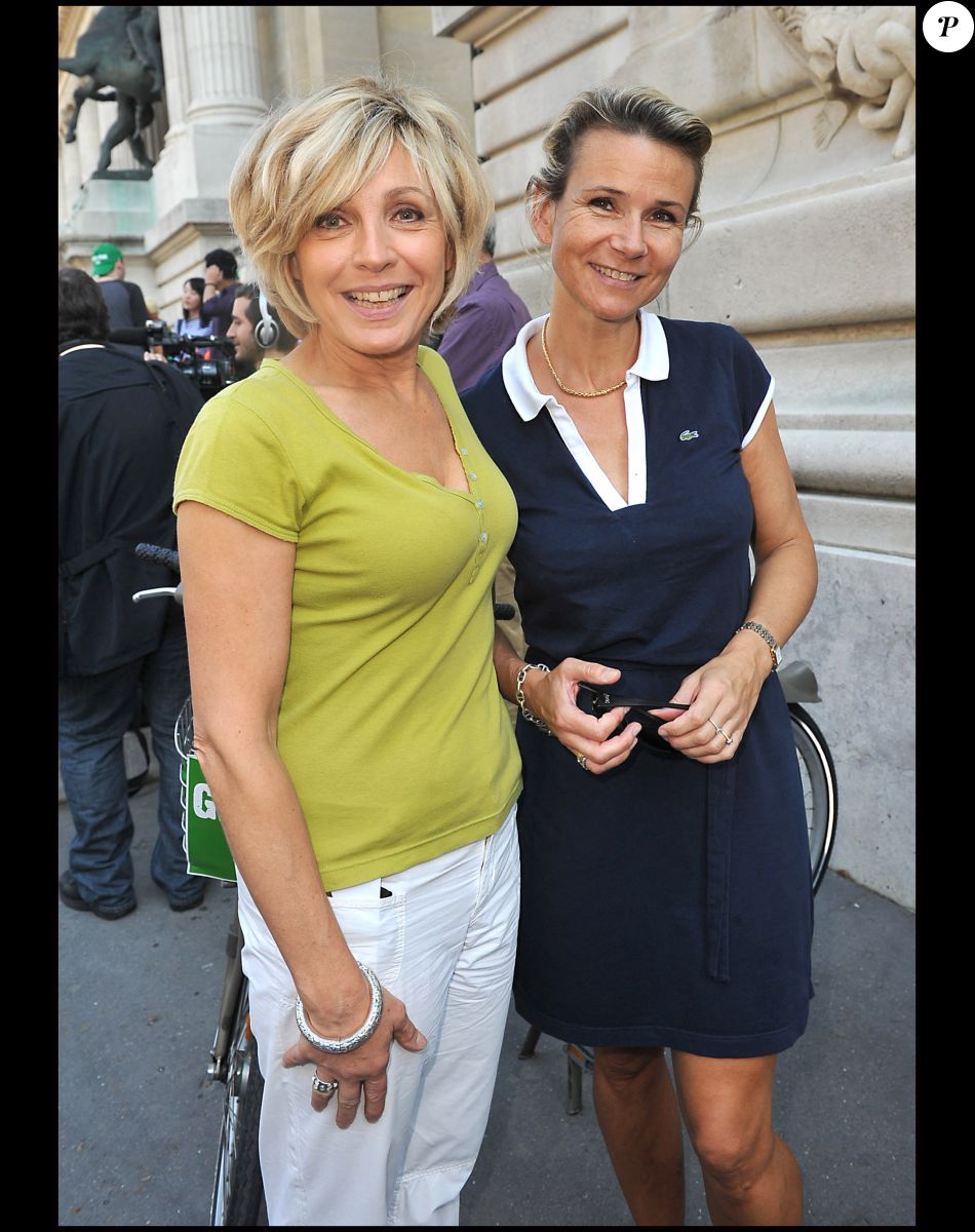Evelyne Dhéliat, Nathalie Rihouet à Paris le 2 octobre 2011 - Mobilisation Green Ride contre le CO2 avec les présentateurs de la météo
