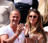 Roger Erhart et Delphine Wespiser, Miss France 2012 dans les tribunes des internationaux de France de Roland Garros à Paris le 31 mai 2022