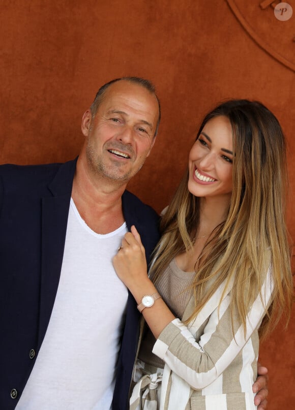 Roger Erhart et Delphine Wespiser, Miss France 2012 au village (jour 10) lors des Internationaux de France de Tennis de Roland Garros 2022 à Paris, France, le 31 mai 2022