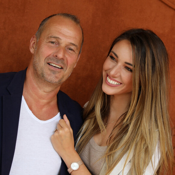 Roger Erhart et Delphine Wespiser, Miss France 2012 au village (jour 10) lors des Internationaux de France de Tennis de Roland Garros 2022 à Paris, France, le 31 mai 2022