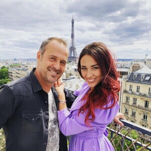 Roger Erhart et Delphine Wespiser devant la tour Eiffel, au temps de leur histoire d'amour