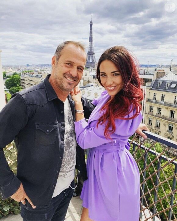 Roger Erhart et Delphine Wespiser devant la tour Eiffel, au temps de leur histoire d'amour