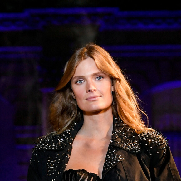 Constance Jablonski - Défilé Etam Live Show dans les jardins des Archives Nationales, lors de la fashion week. Le 27 septembre 2022. © Agence Bestimage