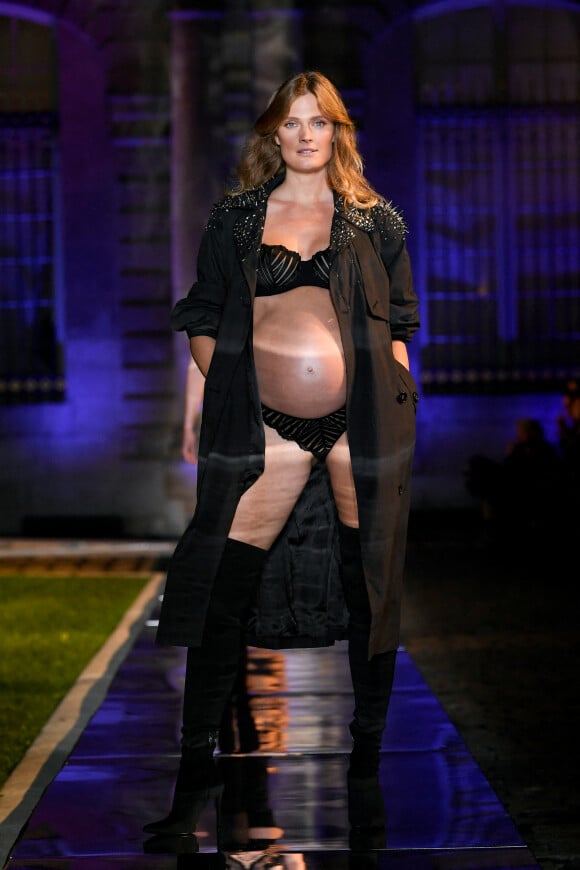 Constance Jablonski (enceinte) - Défilé Etam Live Show dans les jardins des Archives Nationales, lors de la fashion week. Le 27 septembre 2022. © Agence Bestimage