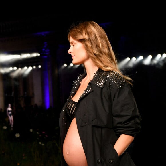 Constance Jablonski (enceinte) - Défilé Etam Live Show dans les jardins des Archives Nationales, lors de la fashion week. Le 27 septembre 2022. © Agence Bestimage