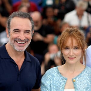 Jean Dujardin et Anaïs Demoustier au photocall du film "Novembre" lors du 75ème Festival International du Film de Cannes, France, le 23 mai 2022. © Dominique Jacovides/Bestimage.