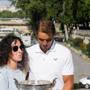 Rafael Nadal et sa femme Xisca Perello - Rafael Nadal pose avec la coupe des Mousquetaires sur le pont Alexandre III après sa 14ème victoire en finale du simple messieurs aux internationaux de France de tennis de Roland Garros à Paris, France, le 06 juin 2022. © Christophe Clovis / Bestimage.