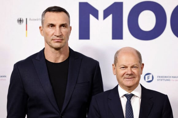 Wladimir Klitschko et le Chancelier allemand Olaf Scholz lors de la remise du prix "M100 Media Award 2022" pour le peuple ukrainien au château de l'Orangerie à Potsdam, le 15 septembre 2022. 