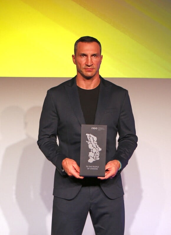 Wladimir Klitschko reçoit le prix M100 des médias qui est décerné au peuple d'Ukraine à Postdam, Allemagne le 15 septembre 2022. 