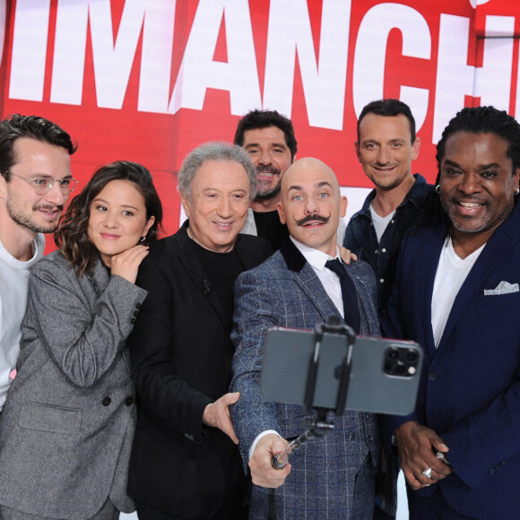Exclusif - Laura Felpin, Michel Drucker, Patrick Fiori, Christophe Mondoloni, Anthony Kavanagh et Viktor Vincent - Enregistrement de l'émission "Vivement dimanche" au studio Gabriel à Paris, diffusée sur France 3 le 2 octobre 2022. © Guillaume Gaffiot / Bestimage