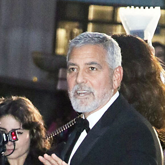 Amal Clooney et son mari George Clooney à la soirée "The Clooney Foundation For Justice" à la bibliothèque publique de New York, le 29 septembre 2022. 