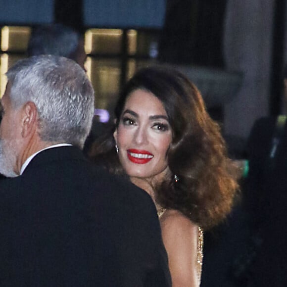 Amal Clooney et son mari George Clooney à la soirée "The Clooney Foundation For Justice" à la bibliothèque publique de New York, le 29 septembre 2022. 