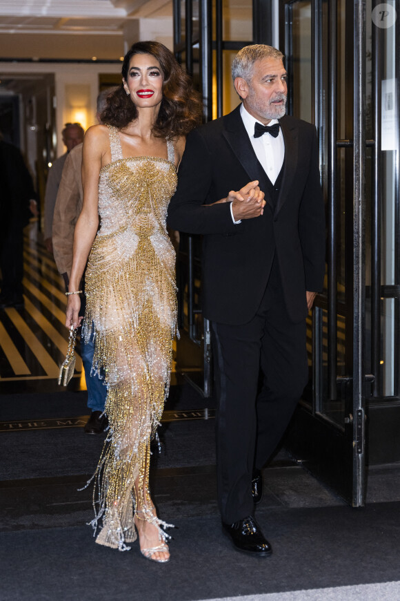 George Clooney et sa femme Amal Clooney à la sortie de leur hôtel The Mark Hotel à New York, le 29 septembre 2022. 