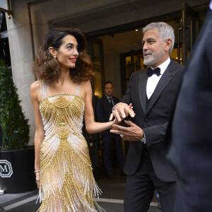 George Clooney et sa femme Amal Clooney à la sortie de leur hôtel The Mark Hotel à New York, le 29 septembre 2022. 