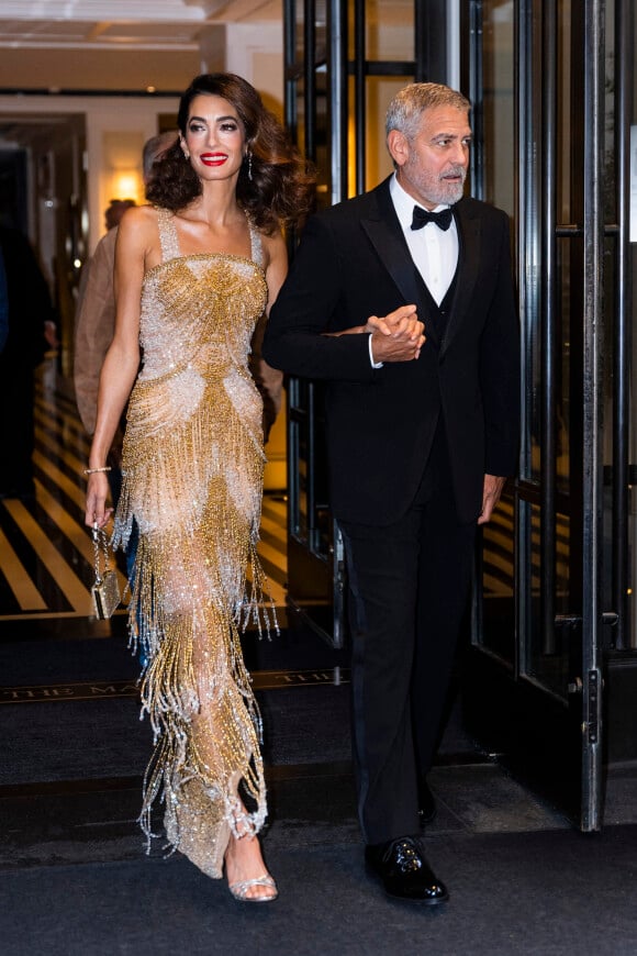 George Clooney et sa femme Amal Clooney à la sortie de leur hôtel à New York, le 29 septembre 2022. 