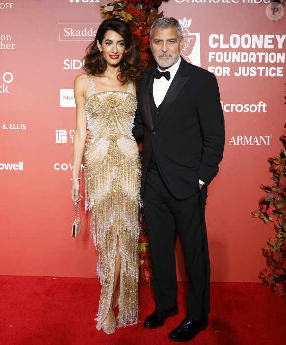 Amal Clooney etGeorge Clooney arrivent sur le tapis rouge de la cérémonie Clooney Foundation For Justice Inaugural Albie Awards à a bibliothèque de New York le jeudi 29 septembre 2022.  New York City, NY, USA. @ John Angelillo/UPI/ABACAPRESS.COM
