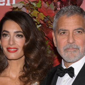 Amal Clooney etGeorge Clooney arrivent sur le tapis rouge de la cérémonie Clooney Foundation For Justice Inaugural Albie Awards à a bibliothèque de New York le jeudi 29 septembre 2022.  New York City, NY, USA. @ Anthony Behar/UPI/ABACAPRESS.COM