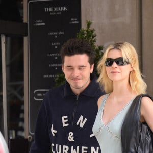 Les jeunes mariés Brooklyn Beckham et sa femme Nicola Peltz, son alliance bien visible, quittent leur hôtel à New York, le 5 mai 2022.