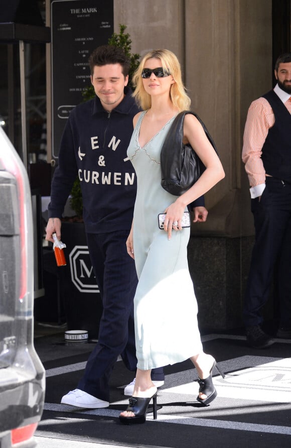 Les jeunes mariés Brooklyn Beckham et sa femme Nicola Peltz, son alliance bien visible, quittent leur hôtel à New York, le 5 mai 2022.