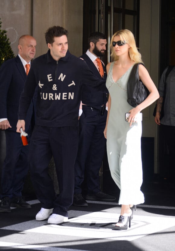 Les jeunes mariés Brooklyn Beckham et sa femme Nicola Peltz, son alliance bien visible, quittent leur hôtel à New York, le 5 mai 2022. En début de semaine, le couple a fait sensation lors du Met Gala. 