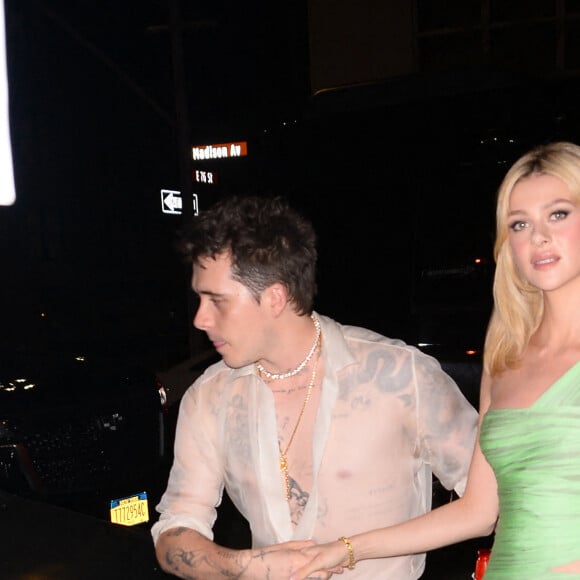 Brooklyn Beckham et sa femme Nicola Peltz-Beckham se rendent au Bemelmans Bar de l'hôtel Carlyle après le Met Gala à New York, le 2 mai 2022. 