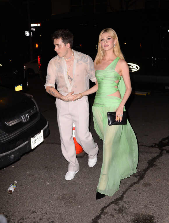 Brooklyn Beckham et sa femme Nicola Peltz-Beckham se rendent au Bemelmans Bar de l'hôtel Carlyle après le Met Gala à New York, le 2 mai 2022. 