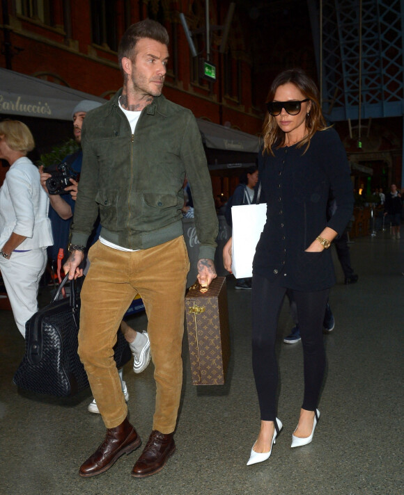David Beckham et sa femme Victoria arrivent à la gare de St-Pancras à bord de l'Eurostar en provenance de Paris.