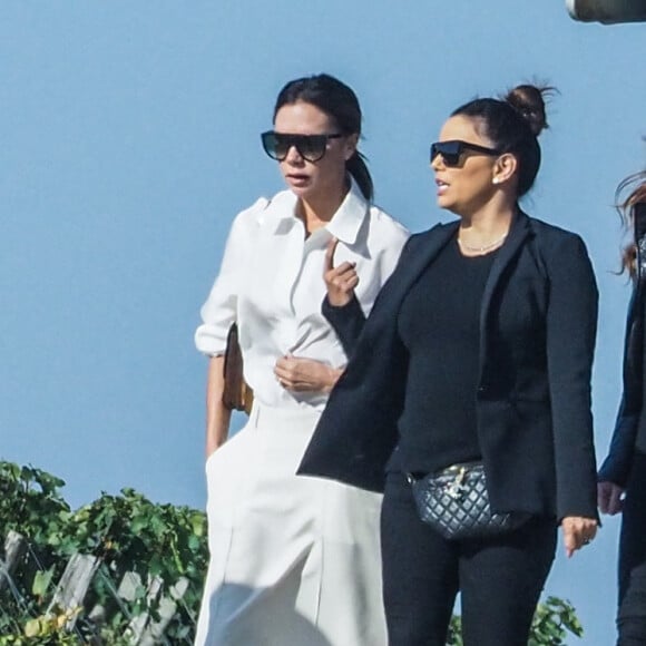 Victoria et David Beckham, Eva Longoria et son mari José Baston ont quitté Paris vendredi matin en jet privé pour un week-end dans le Bordelais.